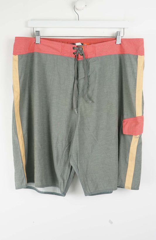 VINTAGE QUIKSILVER BOARD SHORTS W39